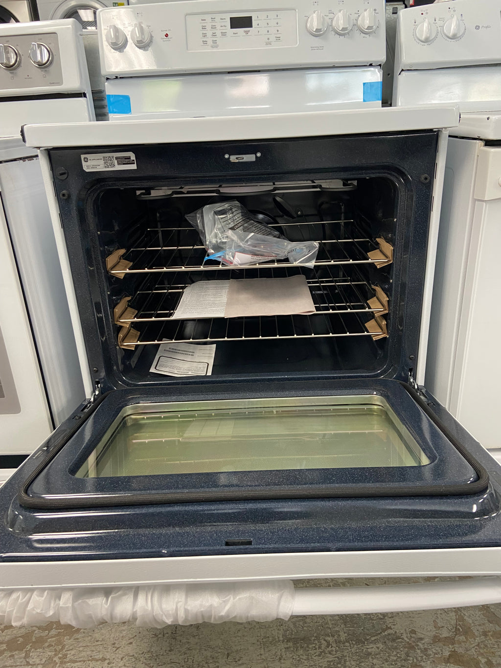 White GE JCB840DV2WW Glass Top Stove (Scratch and Dent)