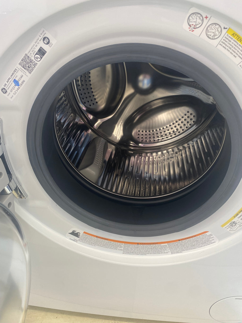 24” GE washer dryer combo, 2 in 1 "Scratch and Dent" Like New