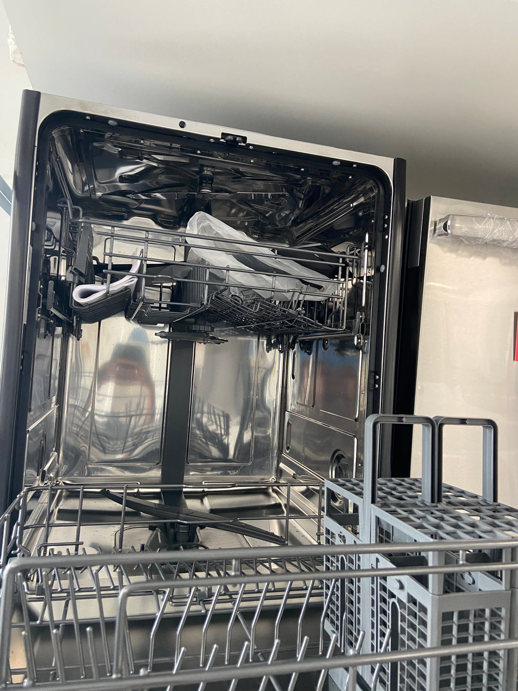 Stainless GE GBT500SSV0SS Dishwasher (Scratch and Dent)