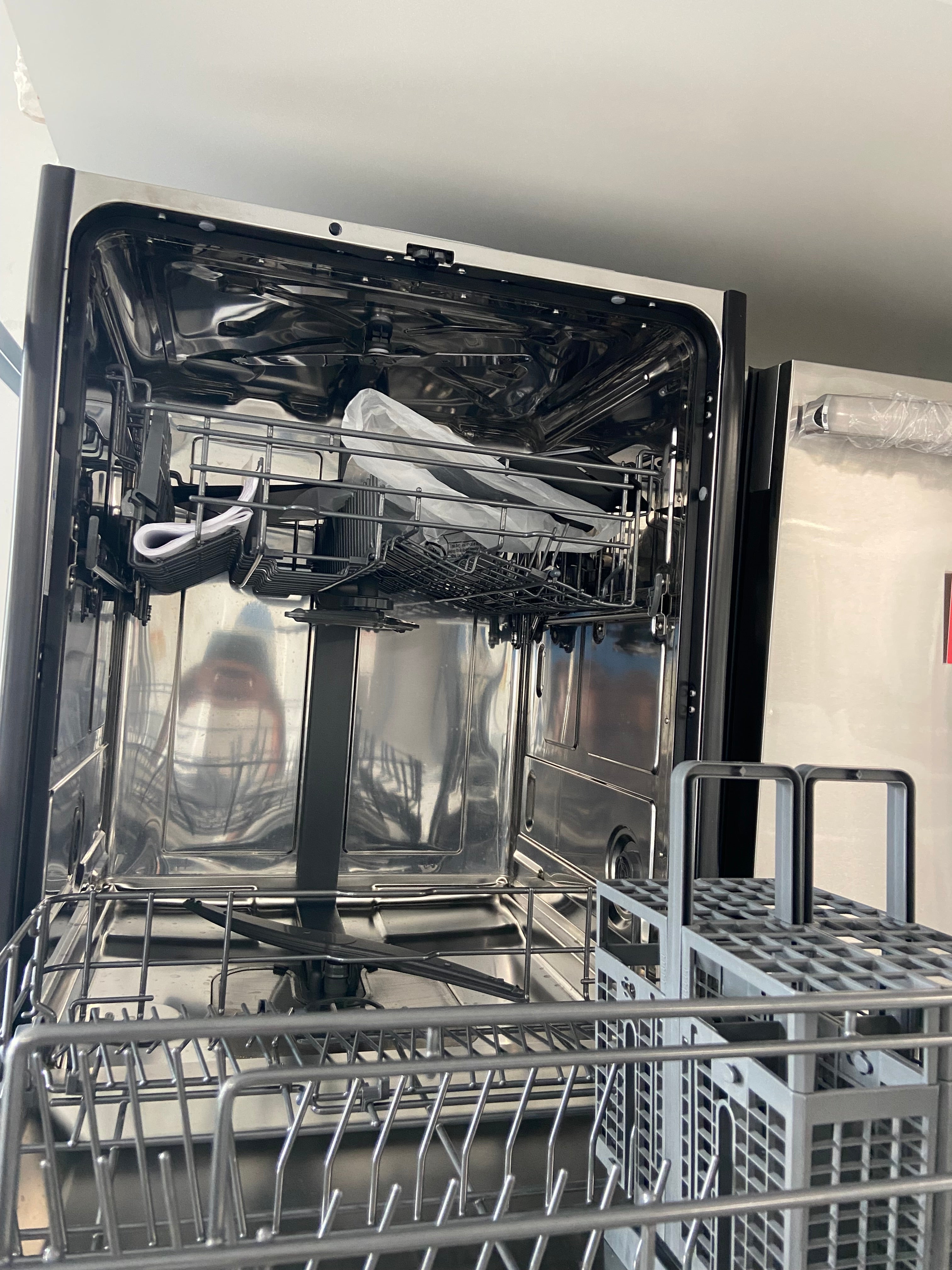 Stainless GE GBT500SSV0SS Dishwasher (Scratch and Dent)