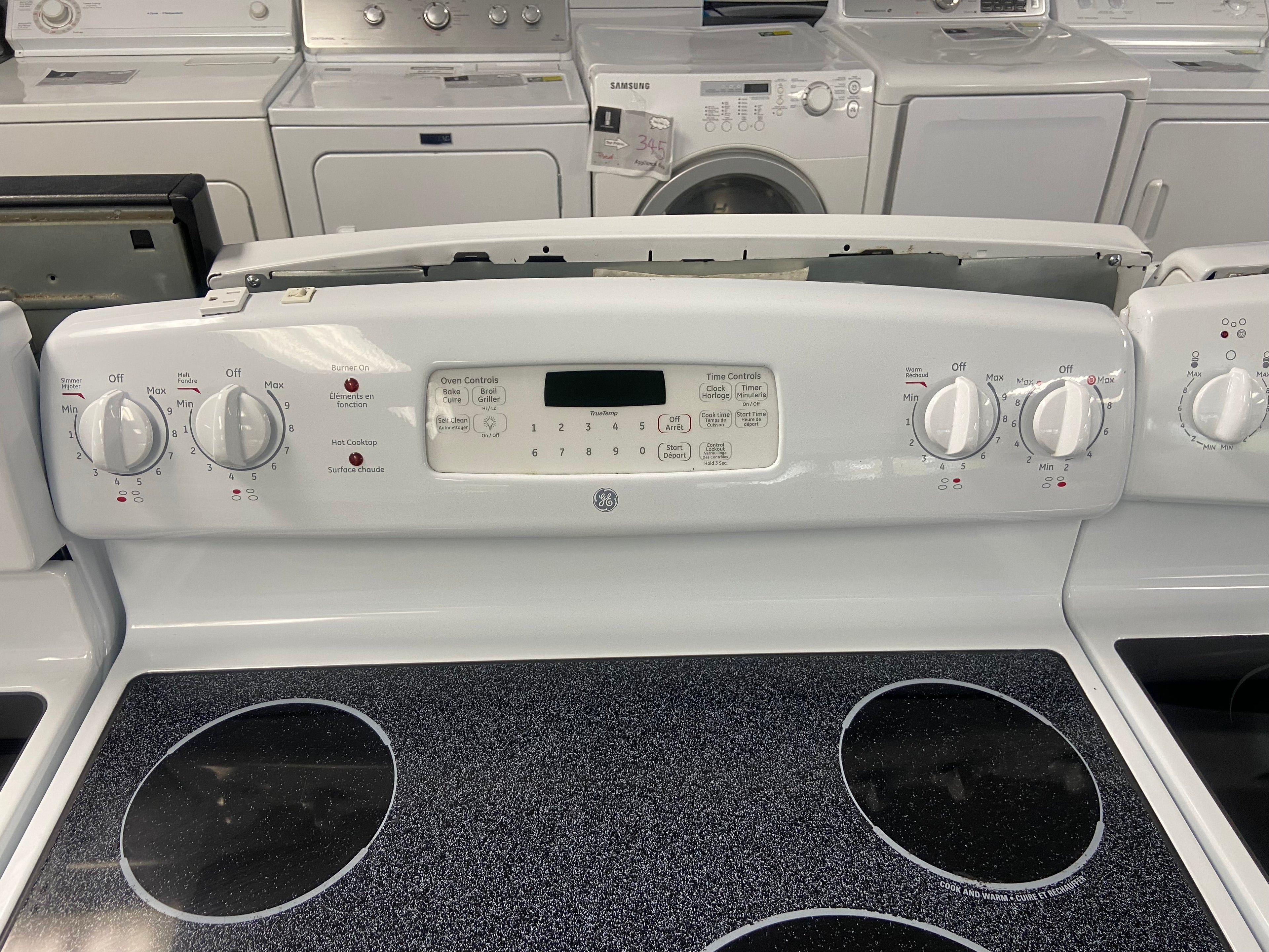 White 30” GE JCBP660DT1W Glass Top Stove (Refurbished)