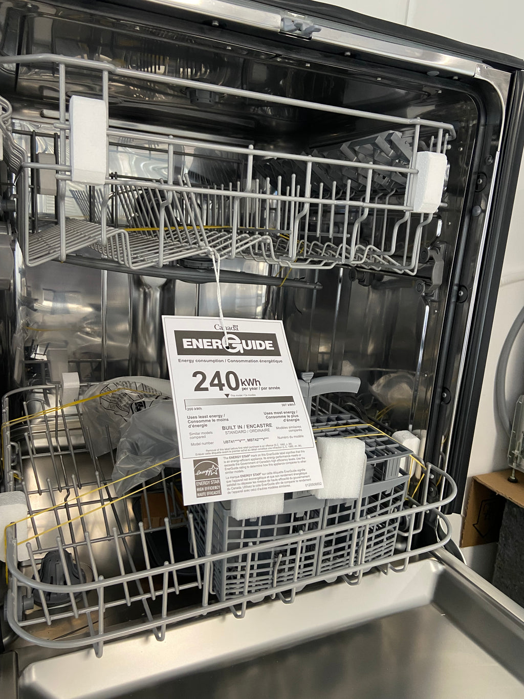 Moffat MBT425SGV0WW Dishwasher, 24 inch Exterior Width, 51 dB Decibel Level, Fully Integrated, Stainless Interior, 3 Wash Cycles, 12 Capacity (Place Settings), Hard Food Disposal, 2 Loading Racks, White colour