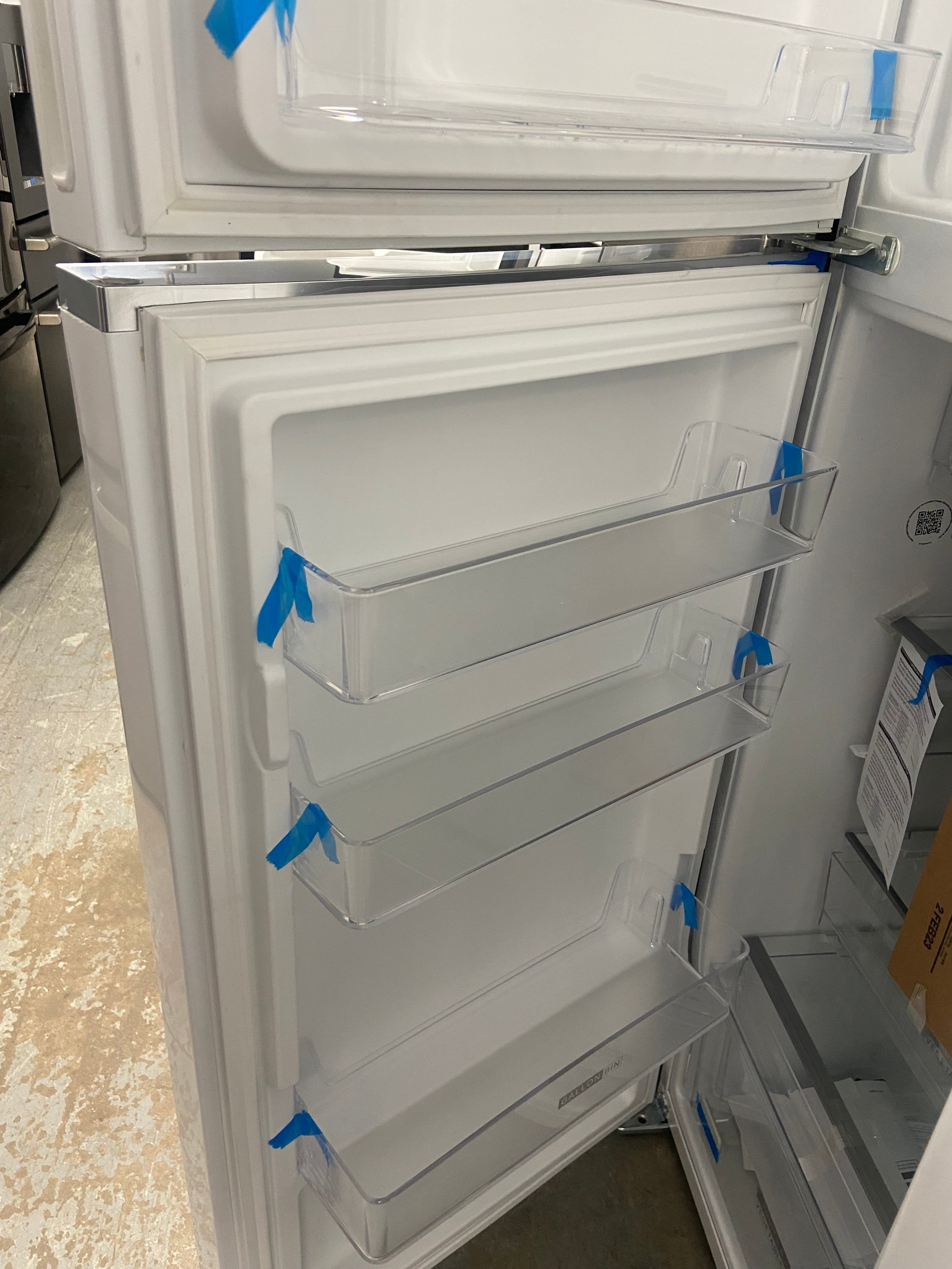 Whirlpool apartment size (24”) New fridge