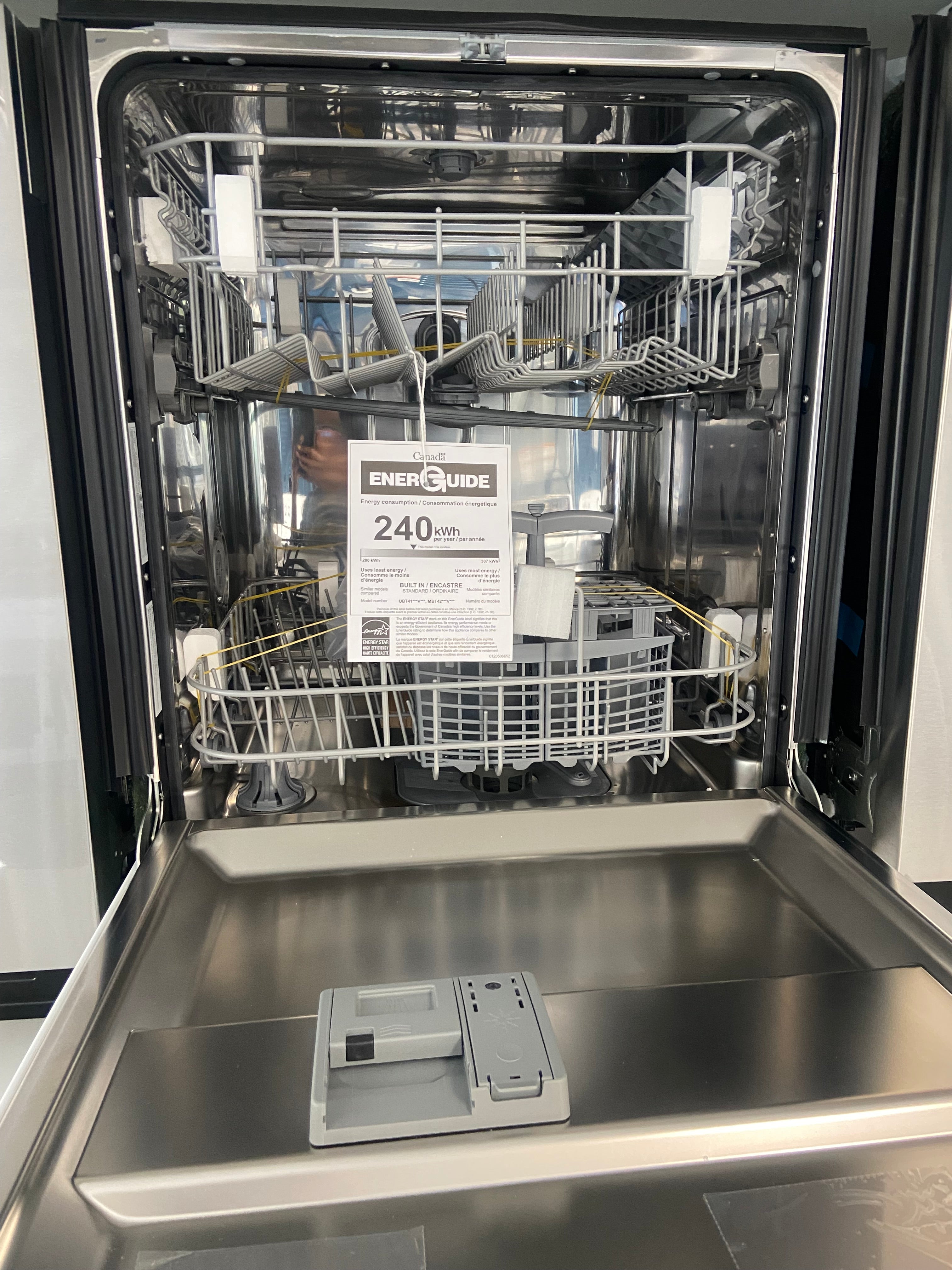 GE 24" White Built-in Dishwasher "Brand New"