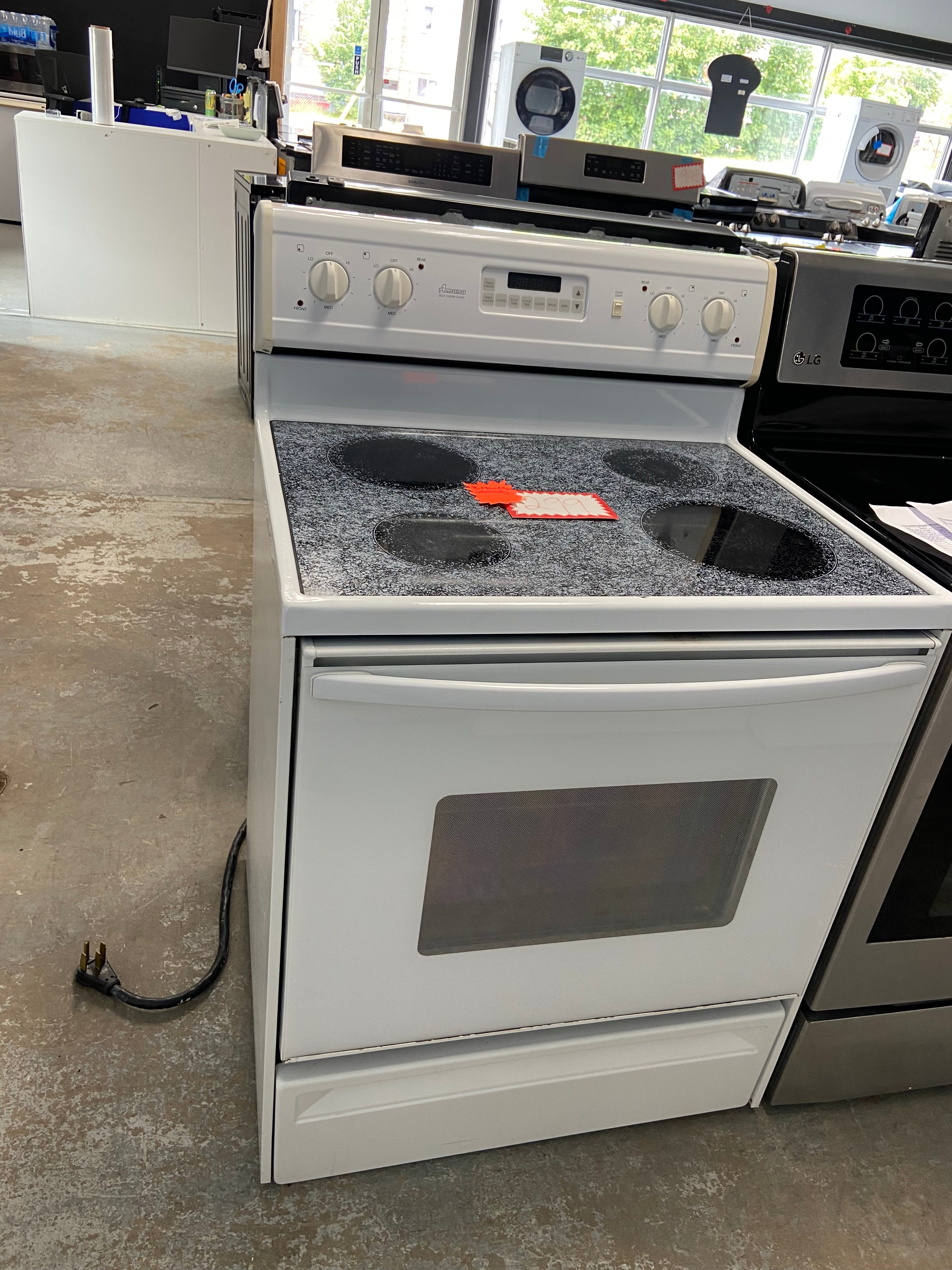 White 30” Amana ZRT6510WW Glass Top Stove (Refurbished)