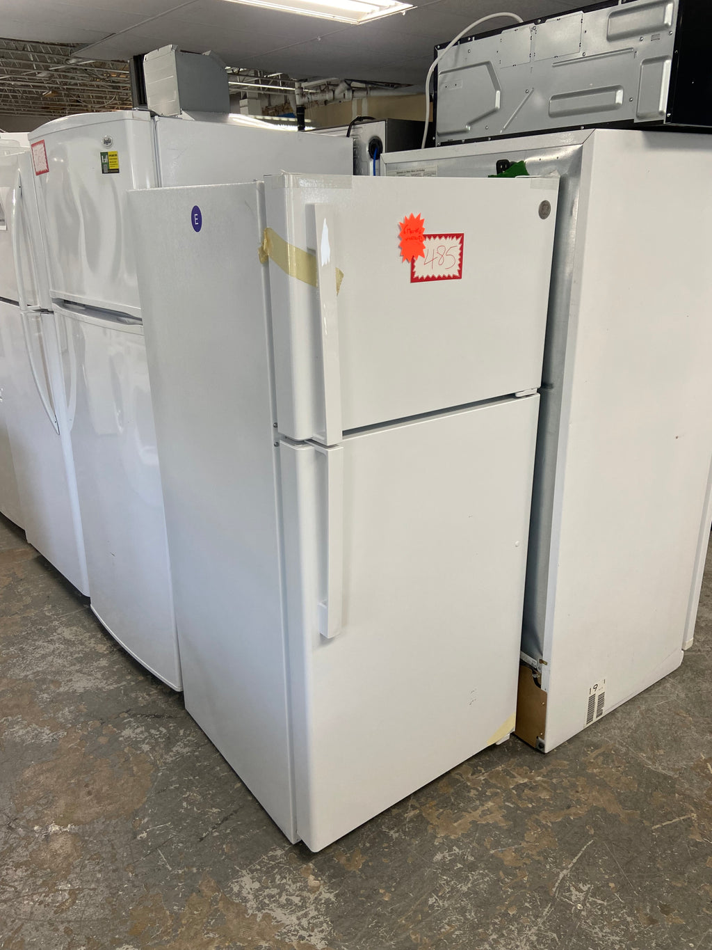 "Scratch & Dent" GTE16DTNGRWWGE 28-inch 15.6 cu. ft. White GE fridge, Top Freezer, No Frost, LED Lighting Reversible Door - ENERGY STAR®