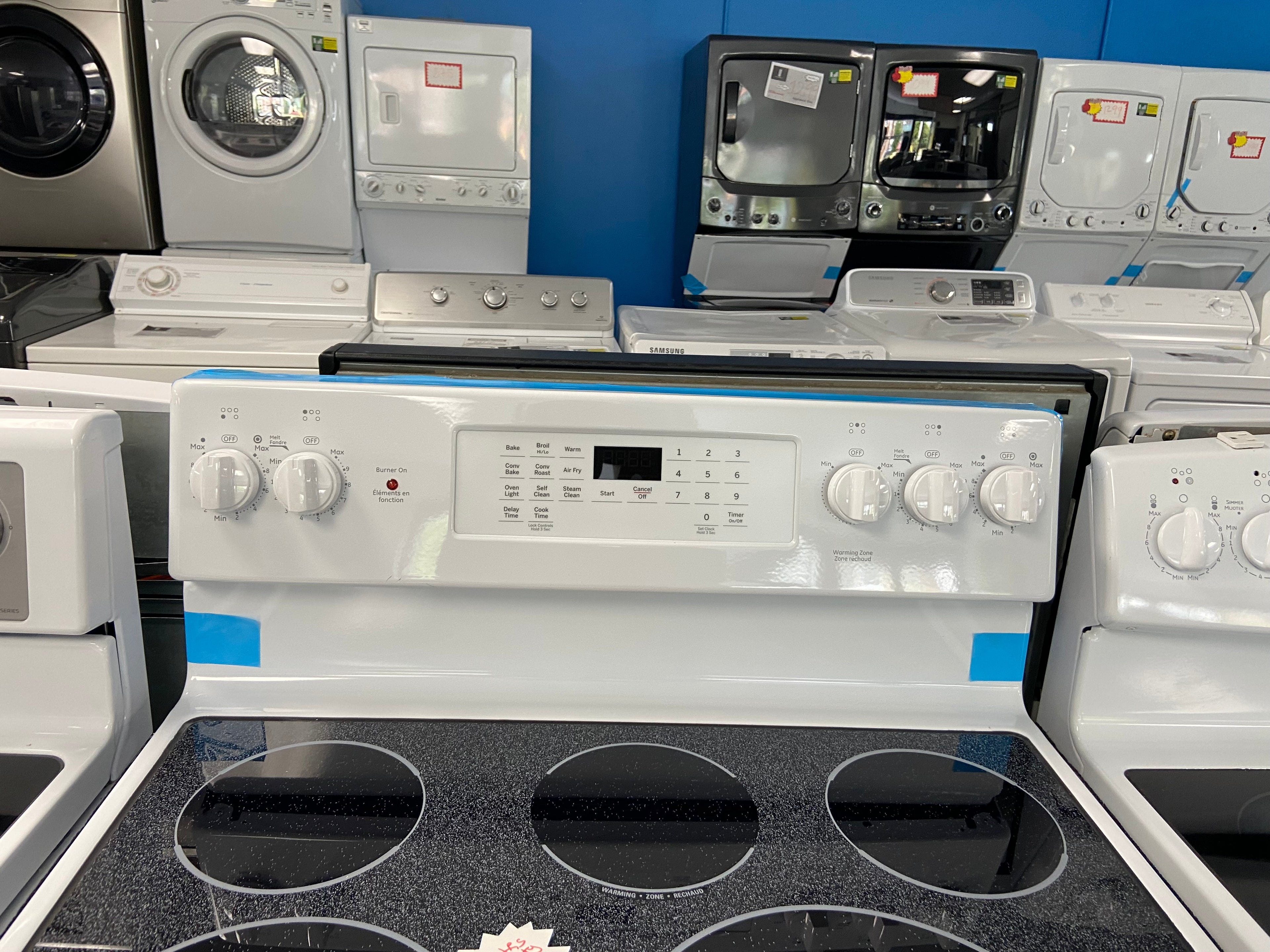 White GE JCB840DV2WW Glass Top Stove (Scratch and Dent)