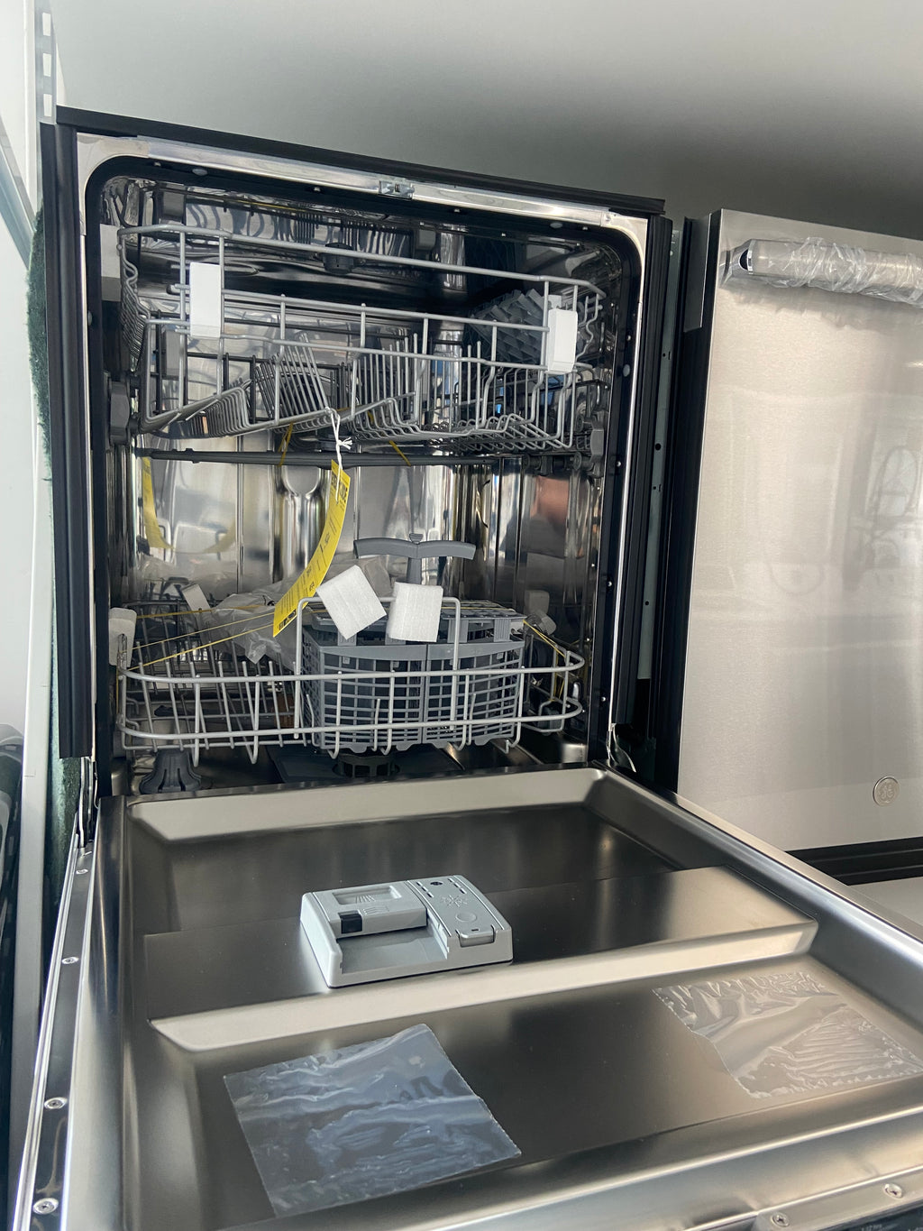 GE 24" Built-in Stainless Dishwasher "Brand New"