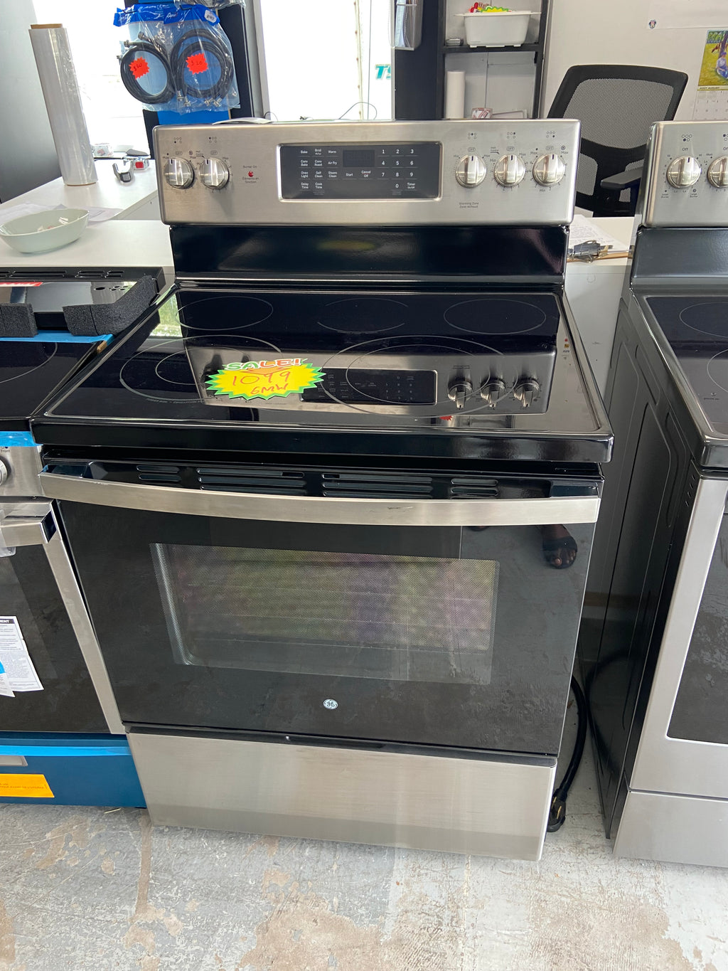 Black 30” GE JCB840ST3SS Glass Top Stove (Scratch and Dent)