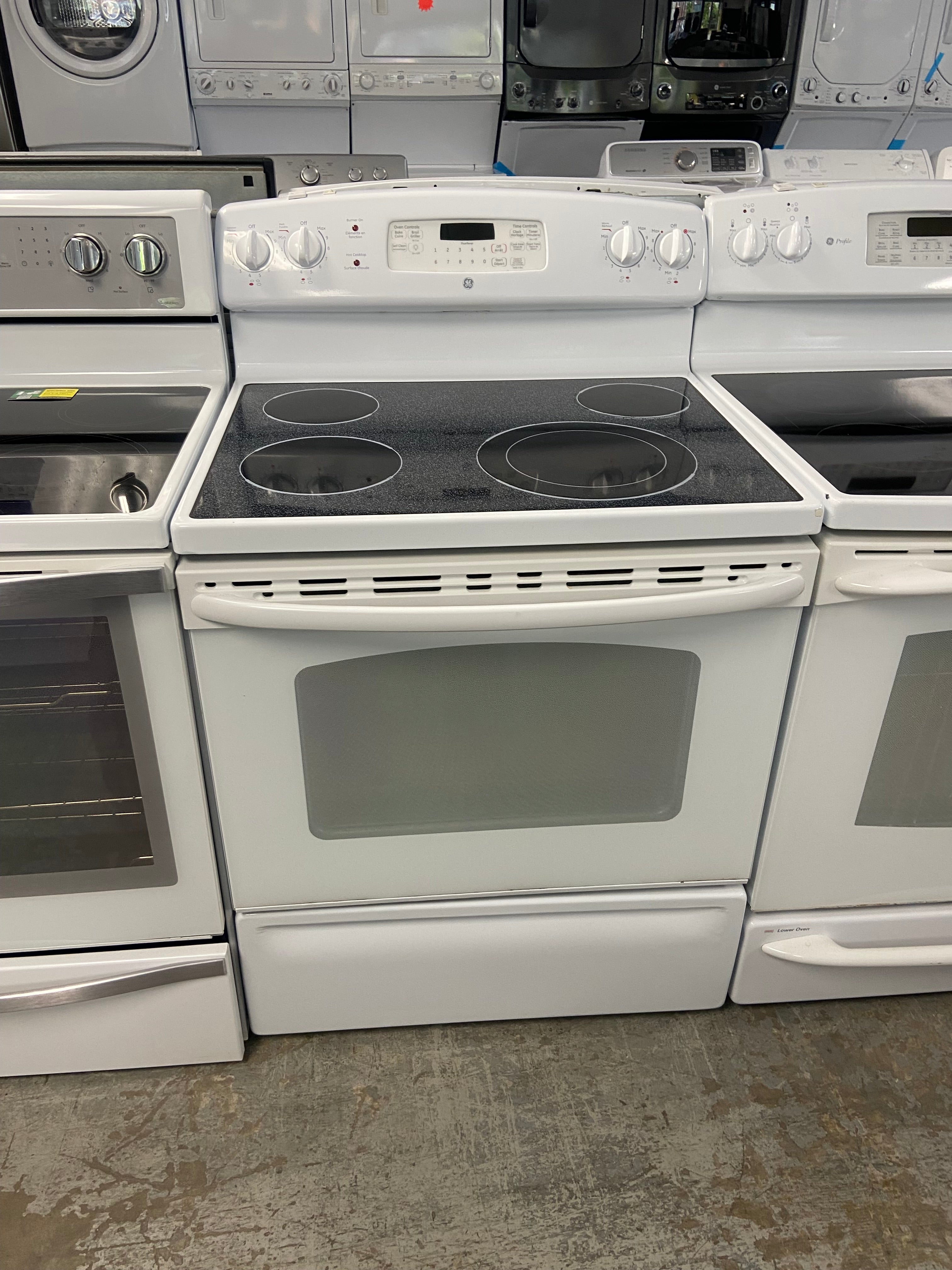 White 30” GE JCBP660DT1W Glass Top Stove (Refurbished)
