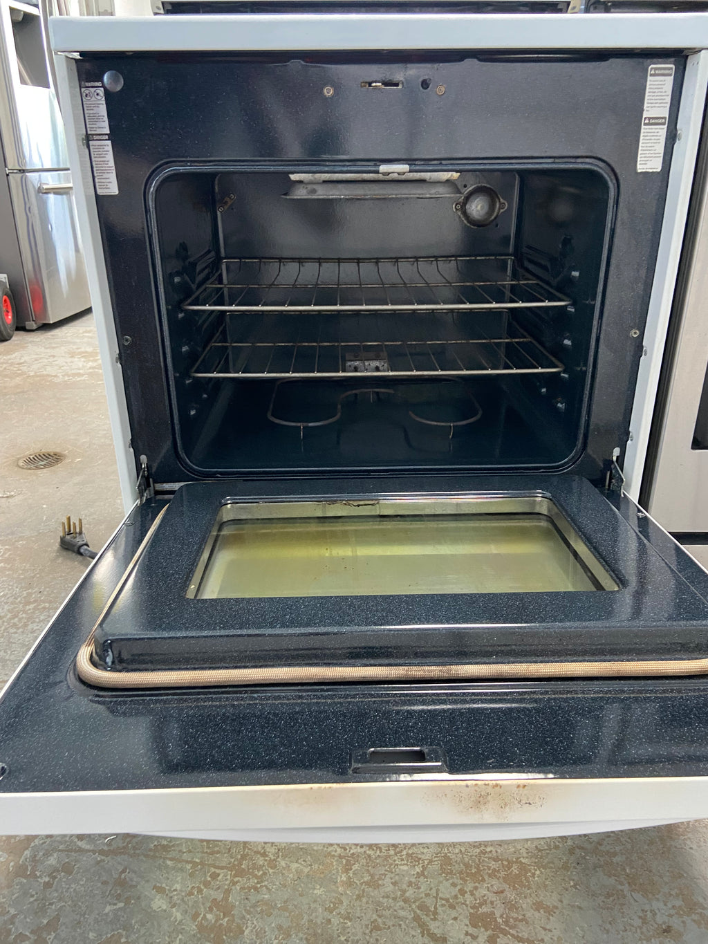 White 30” Amana ZRT6510WW Glass Top Stove (Refurbished)