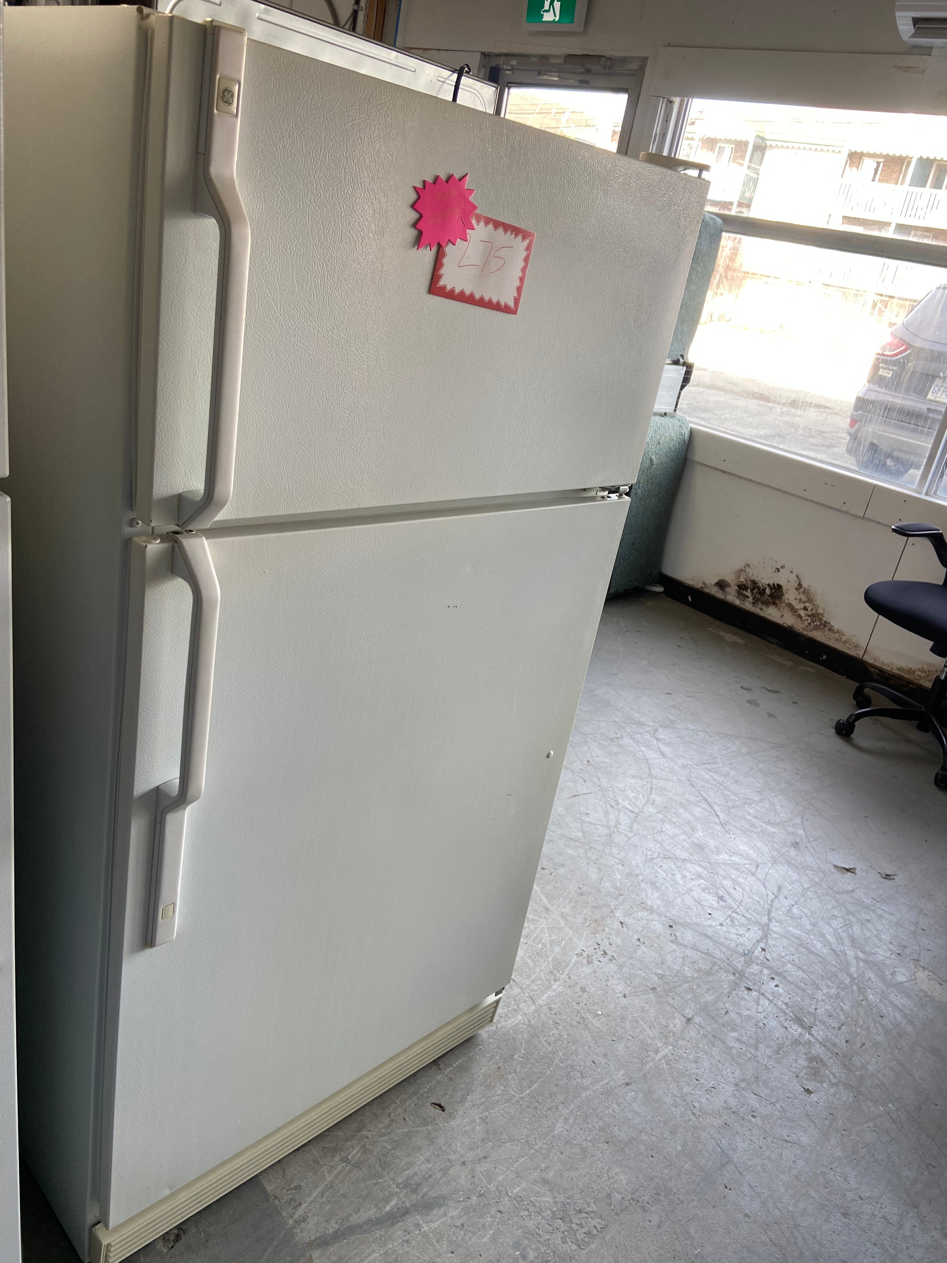 31” White GE LW16JYVRW-1 Refrigerator with warranty