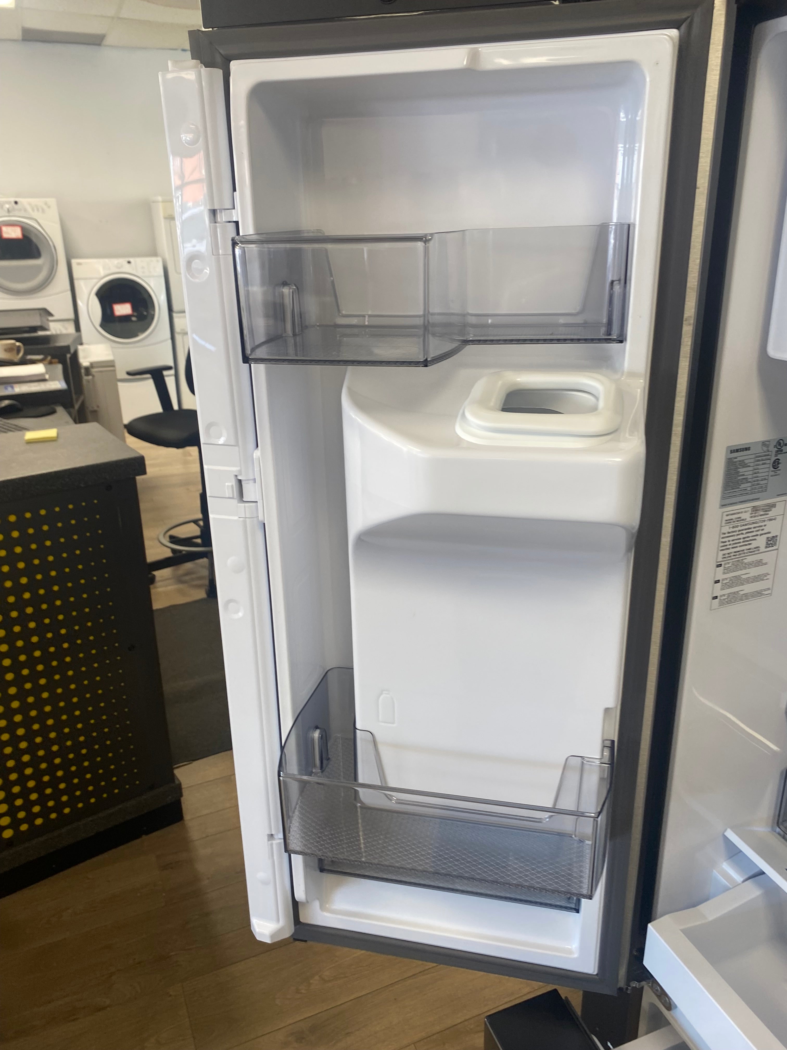 36” Double freezer Samsung Stainless Fridge, water and ice dispenser “scratch and dent”