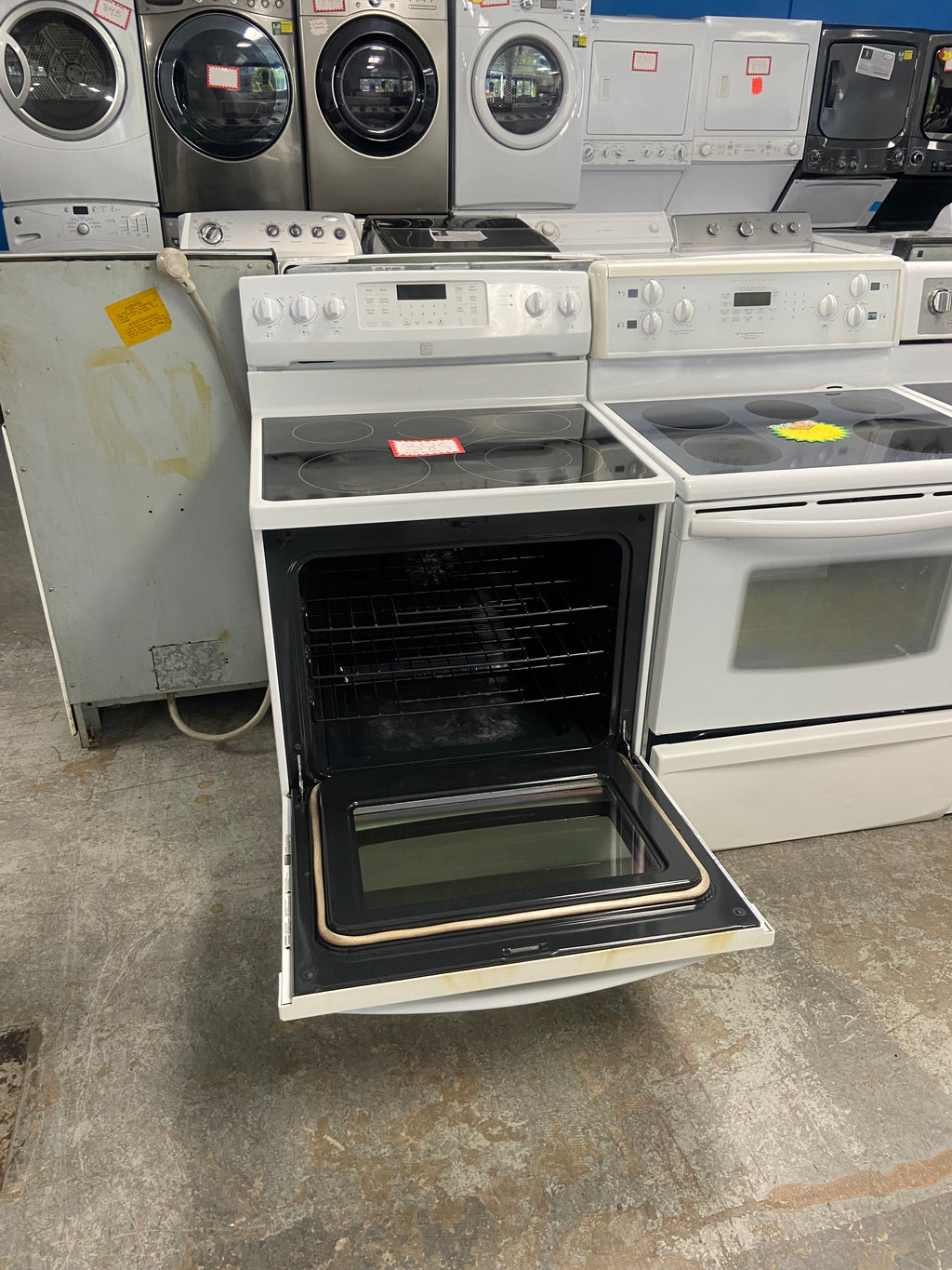 White 30” Kenmore 970C653321 Glass Top Stove (Refurbished)