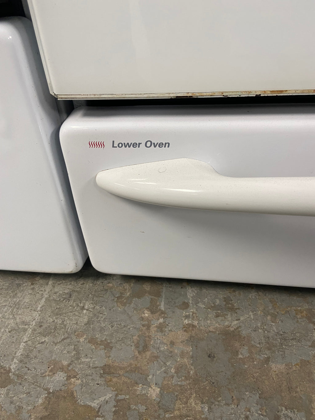 White 30” GE Profile PCB969DR1WW Glass Top Stove (Refurbished)