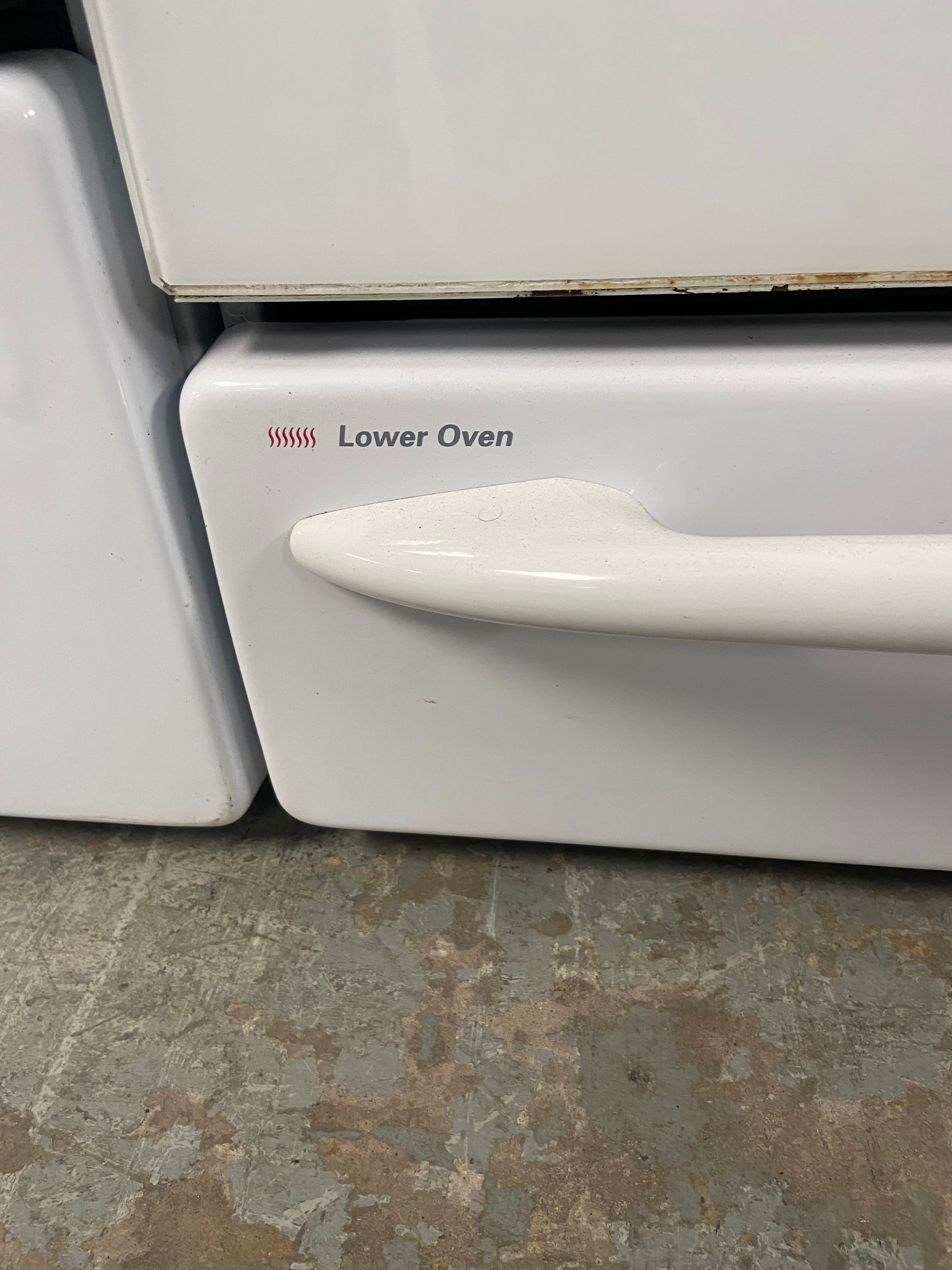 White 30” GE Profile PCB969DR1WW Glass Top Stove (Refurbished)