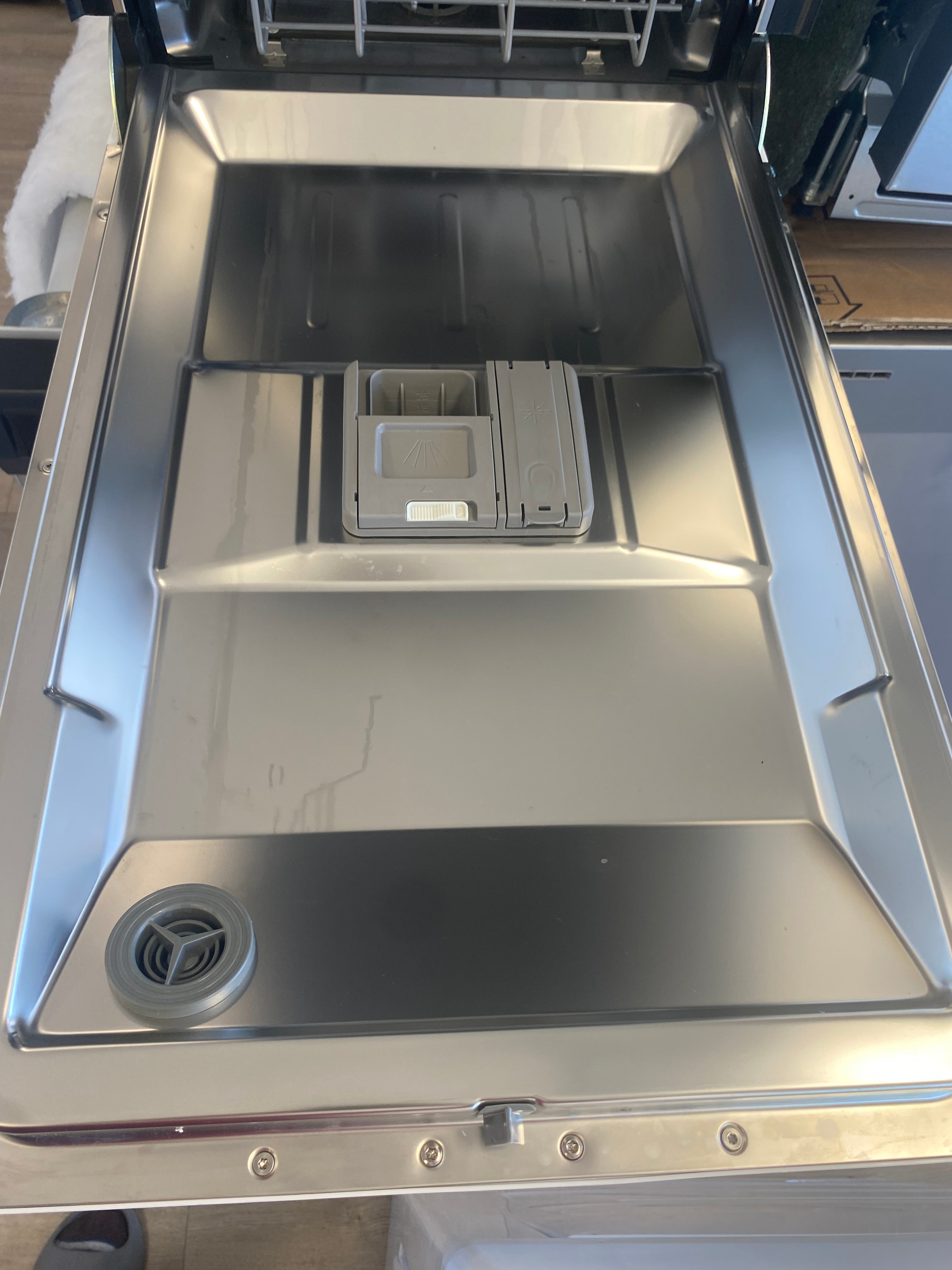 18” GE dishwasher, White