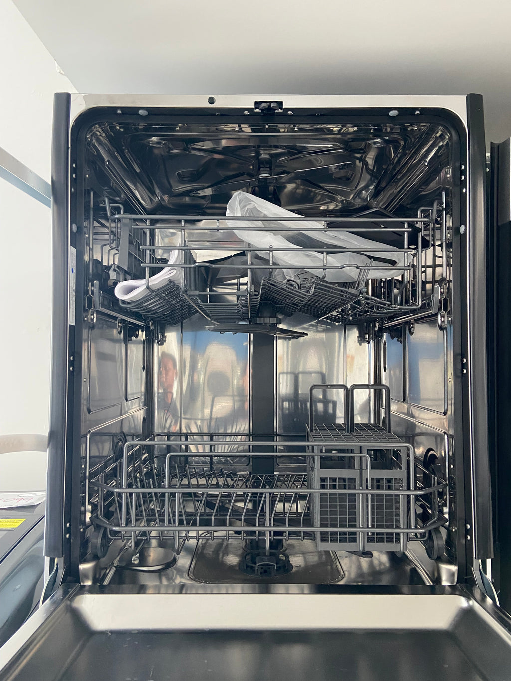 Stainless GE GBT500SSV0SS Dishwasher (Scratch and Dent)