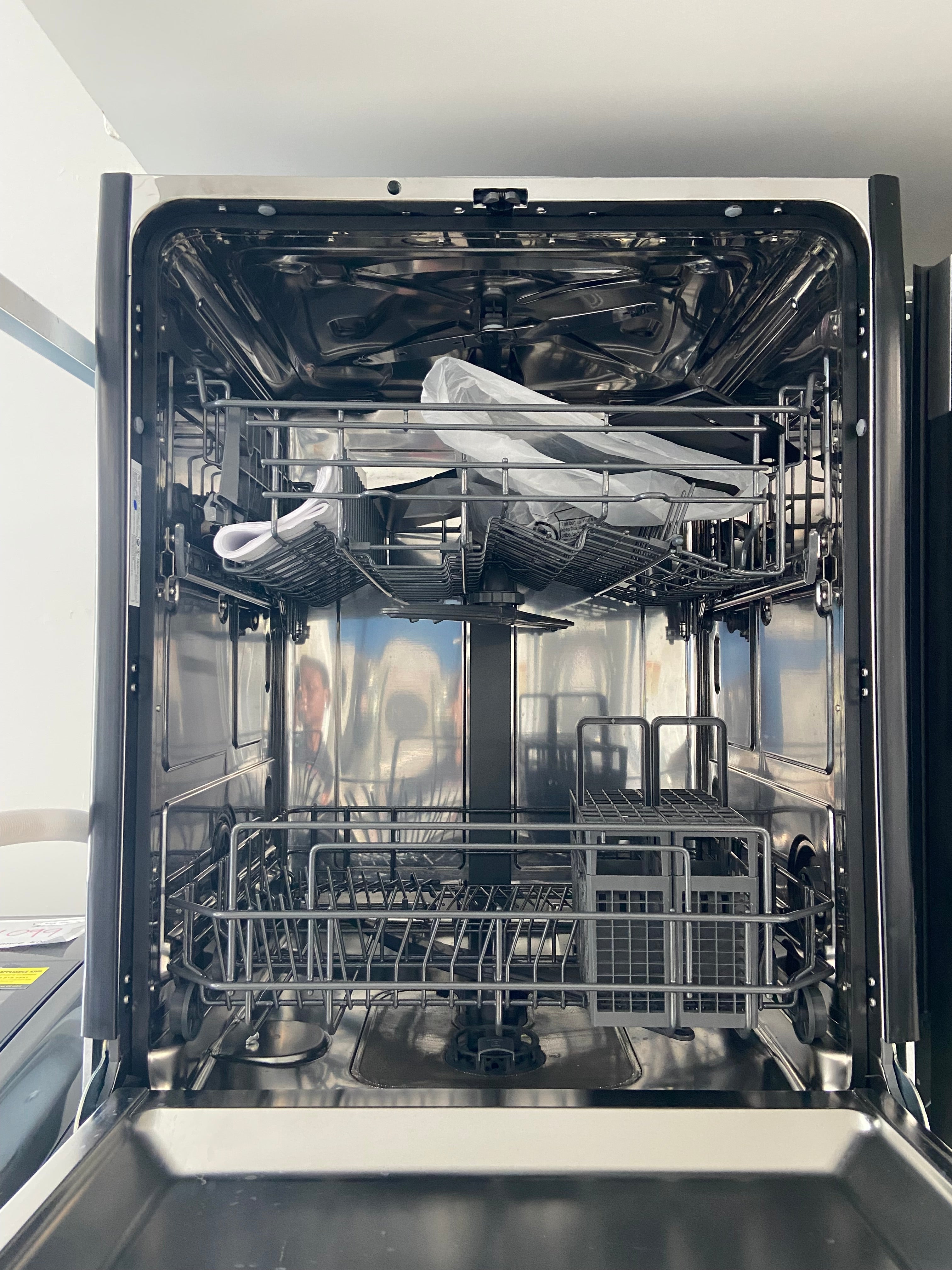 Stainless GE GBT500SSV0SS Dishwasher (Scratch and Dent)
