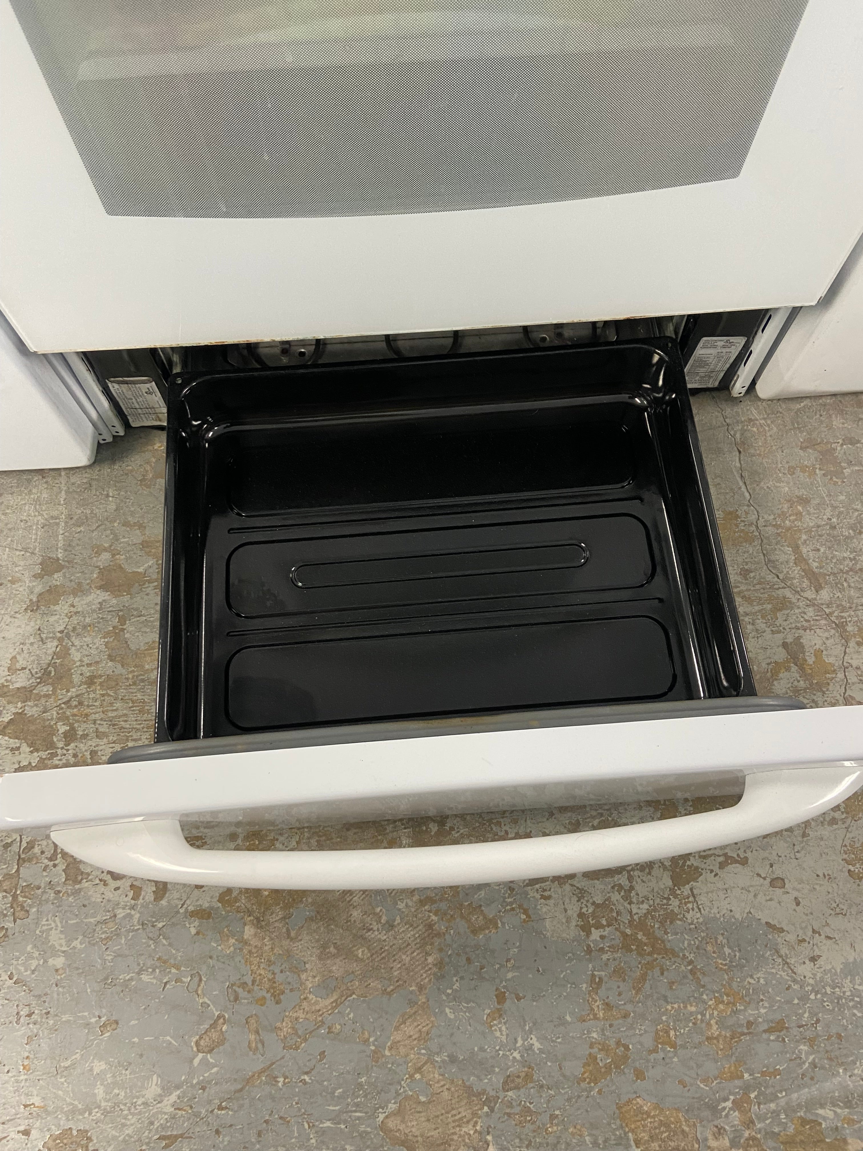 White 30” GE Profile PCB969DR1WW Glass Top Stove (Refurbished)