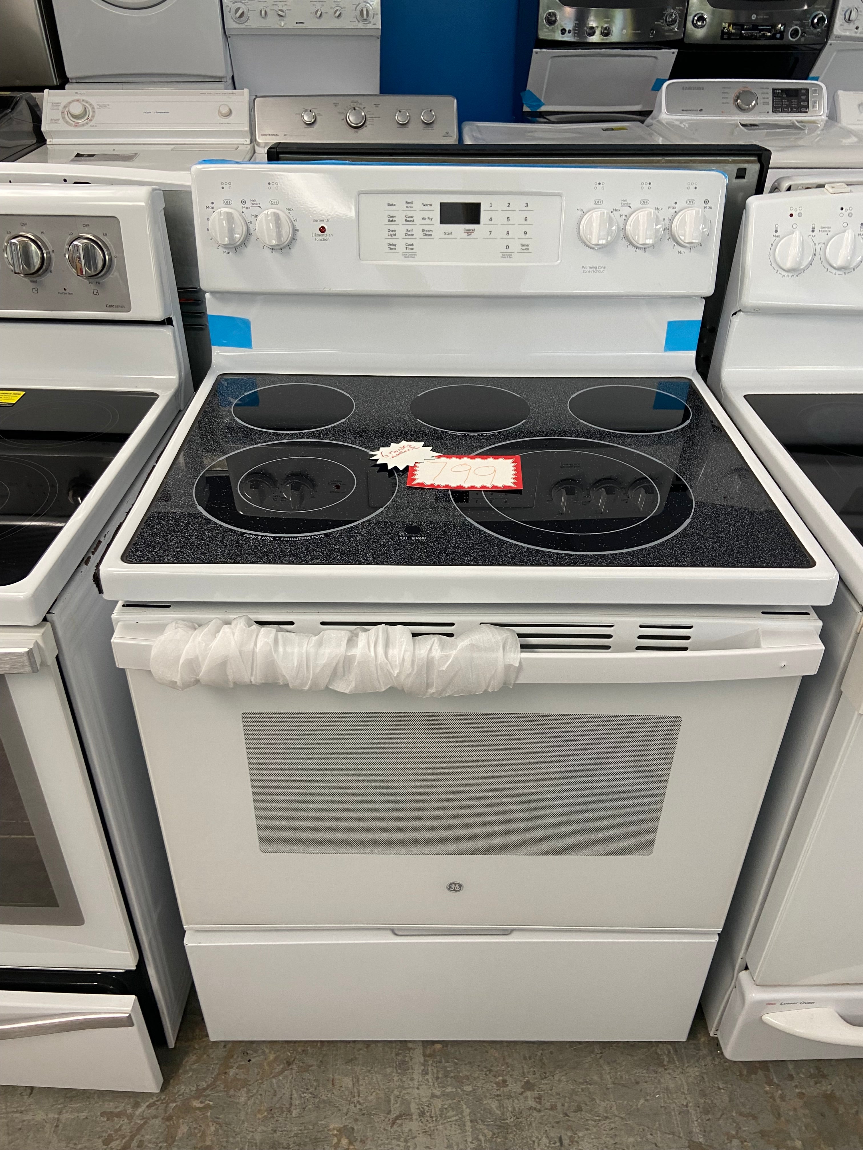 White GE JCB840DV2WW Glass Top Stove (Scratch and Dent)
