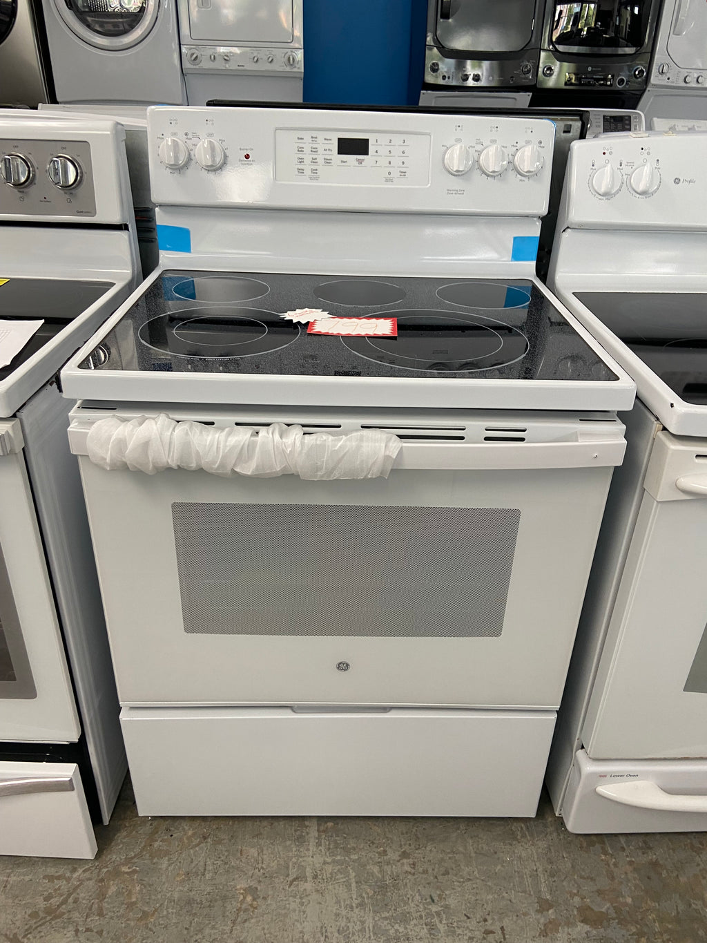 White GE JCB840DV2WW Glass Top Stove (Scratch and Dent)