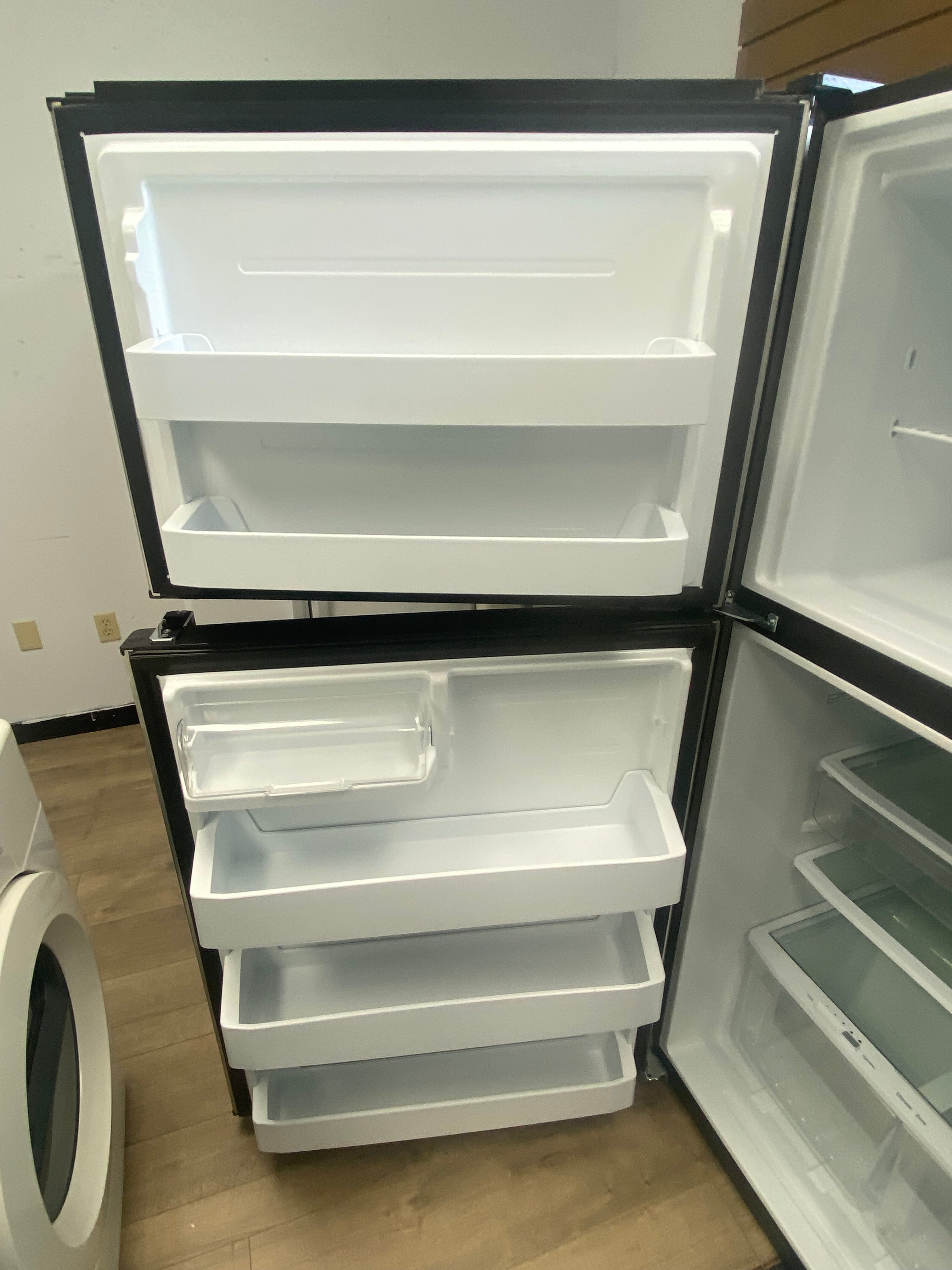 33 inch GE® ENERGY STAR® 21.1 Cu. Ft. Top-Freezer Refrigerator GTE21GSHSS "Refurbished"
