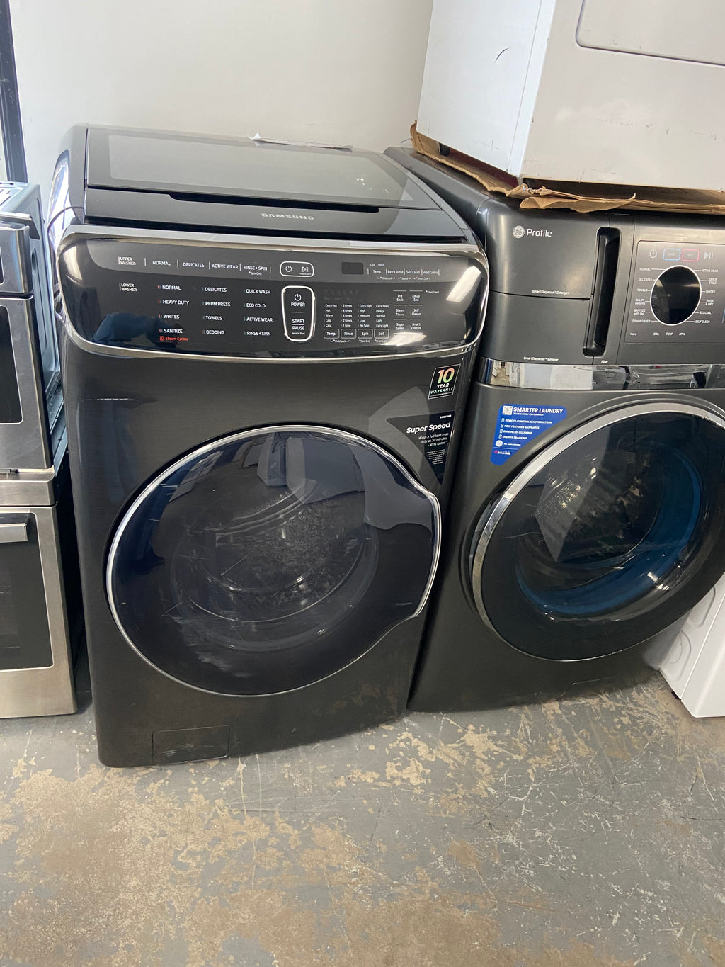 Samsung WV60M9900AV/A5 Front Load Washer, 1,300 RPM Washer Spin Speed, 12 Wash Cycles, 5 Temperature Settings, Water Heater, Steam Clean, ENERGY STAR Certified, Wifi Enabled, Black Stainless Steel colour FlexWash