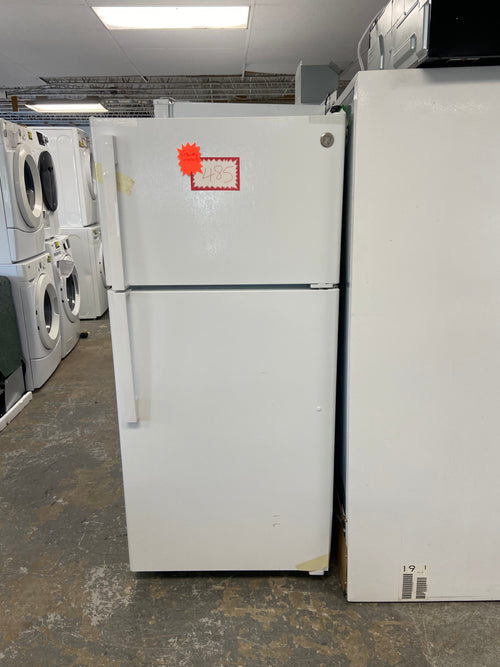 "Scratch & Dent" GTE16DTNGRWWGE 28-inch 15.6 cu. ft. White GE fridge, Top Freezer, No Frost, LED Lighting Reversible Door - ENERGY STAR®
