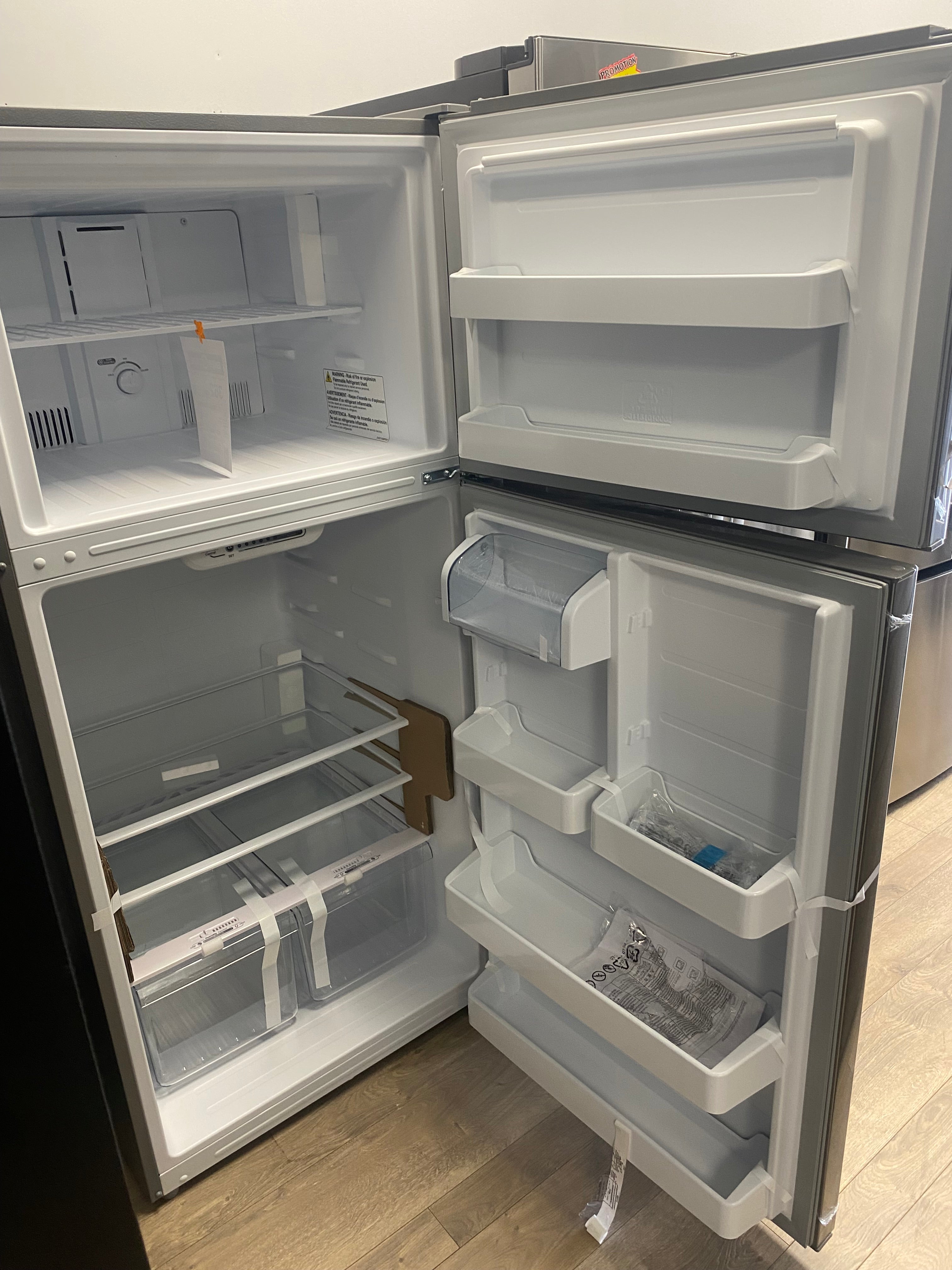 30" Moffat 18 cu.ft. Top Freezer Refrigerator Stainless Steel MTE18GSKSS "New"