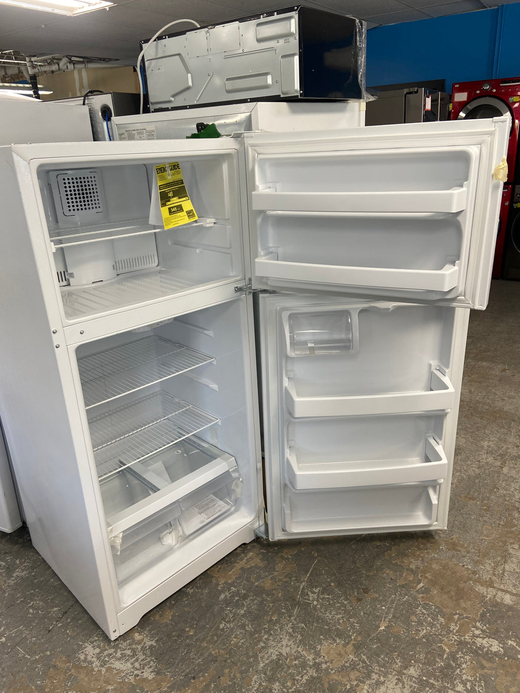 "Scratch & Dent" GTE16DTNGRWWGE 28-inch 15.6 cu. ft. White GE fridge, Top Freezer, No Frost, LED Lighting Reversible Door - ENERGY STAR®
