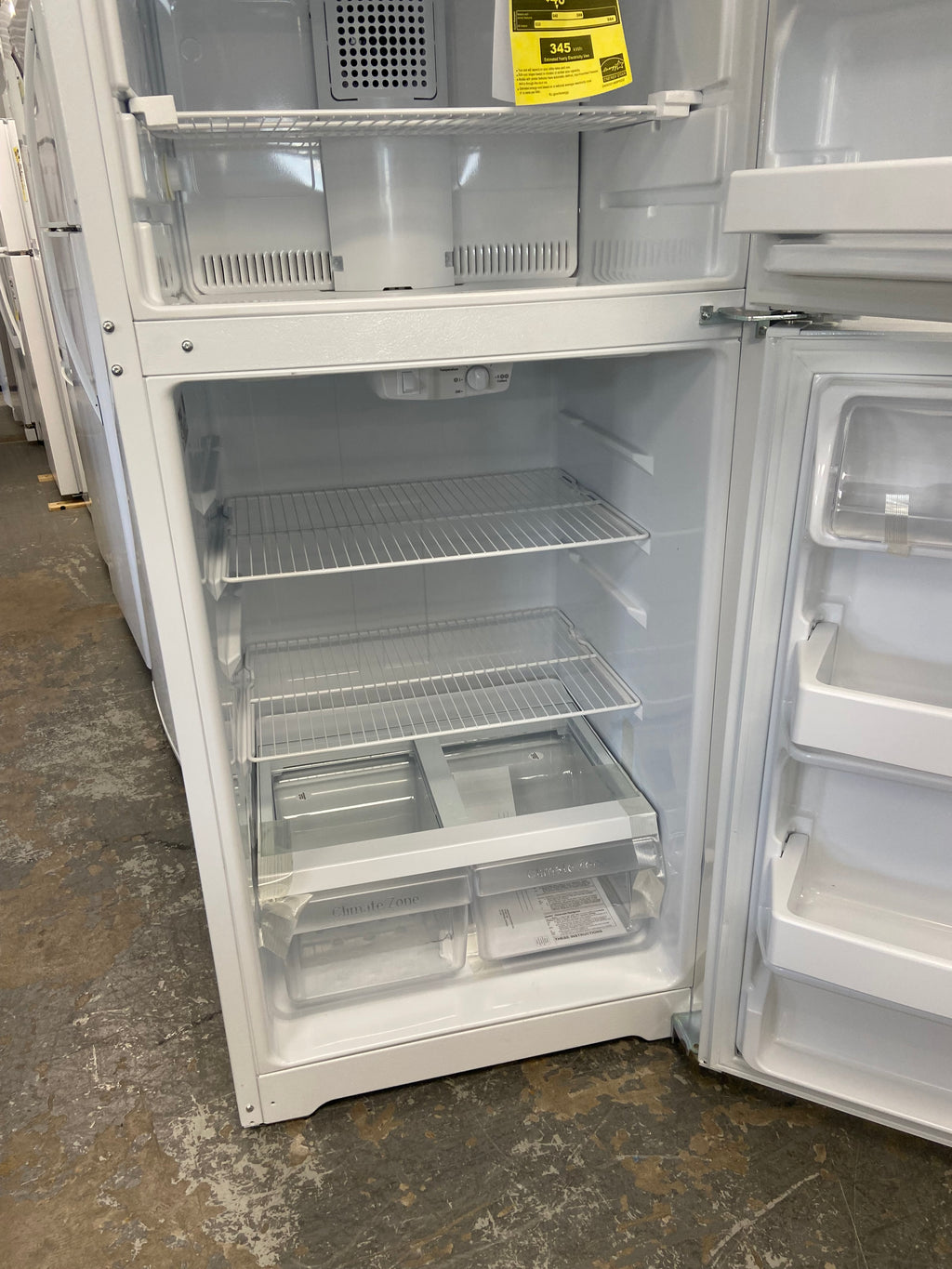 "Scratch & Dent" GTE16DTNGRWWGE 28-inch 15.6 cu. ft. White GE fridge, Top Freezer, No Frost, LED Lighting Reversible Door - ENERGY STAR®
