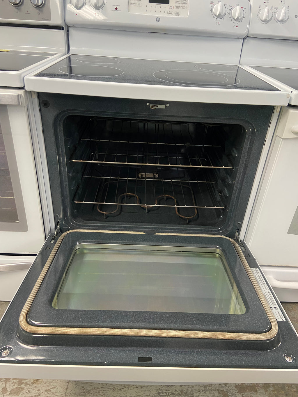 White 30” GE JCBP660DT1W Glass Top Stove (Refurbished)