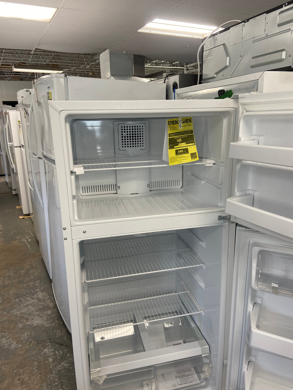 "Scratch & Dent" GTE16DTNGRWWGE 28-inch 15.6 cu. ft. White GE fridge, Top Freezer, No Frost, LED Lighting Reversible Door - ENERGY STAR®