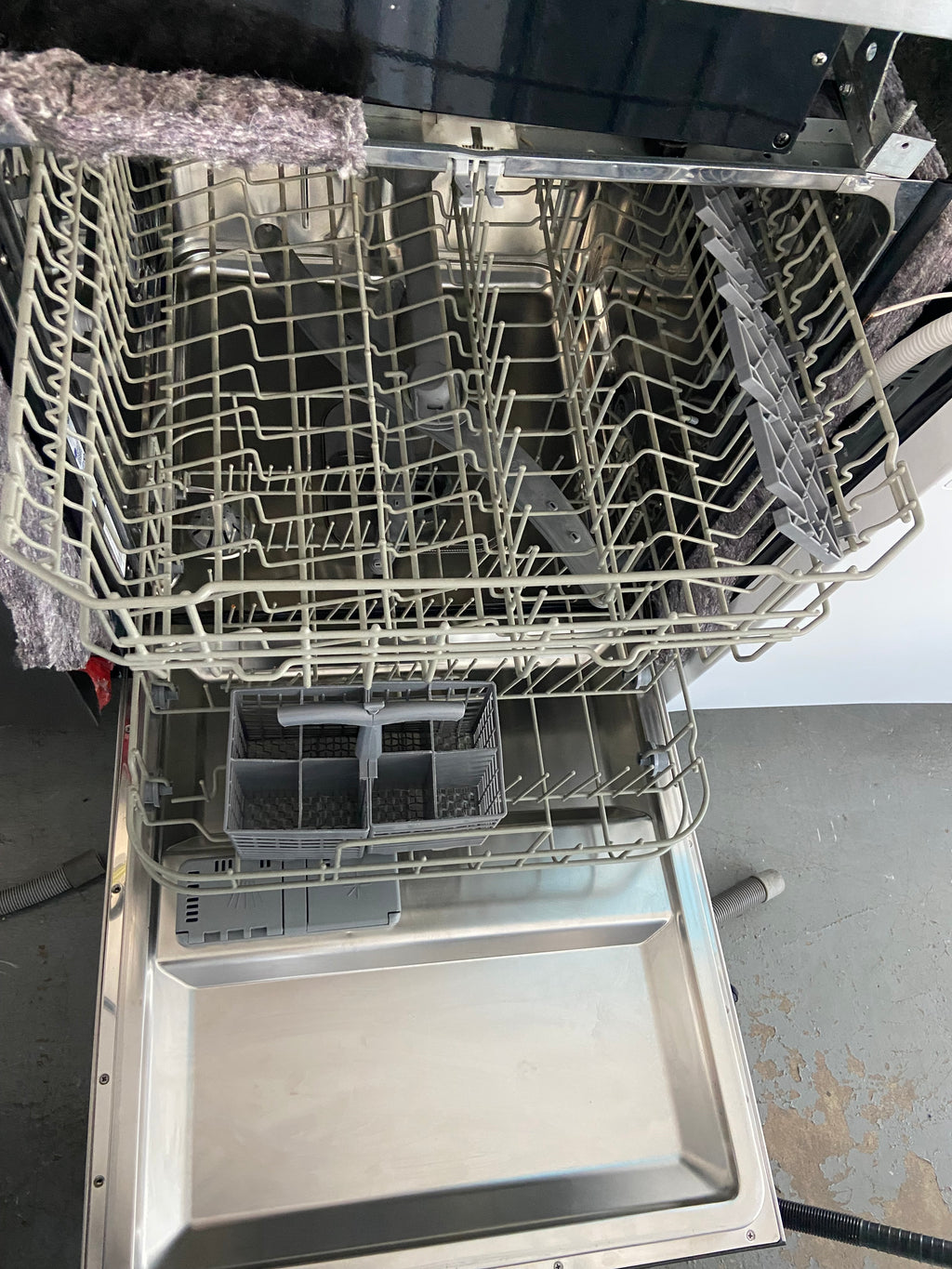 GE GDT225SSL0SS Dishwasher, 24 inch Exterior Width, 51 dB Decibel Level, Fully Integrated, Stainless Interior, 3 Wash Cycles, 12 Capacity (Place Settings), Hard Food Disposal, 2 Loading Racks, Wifi Enabled, Stainless Steel colour