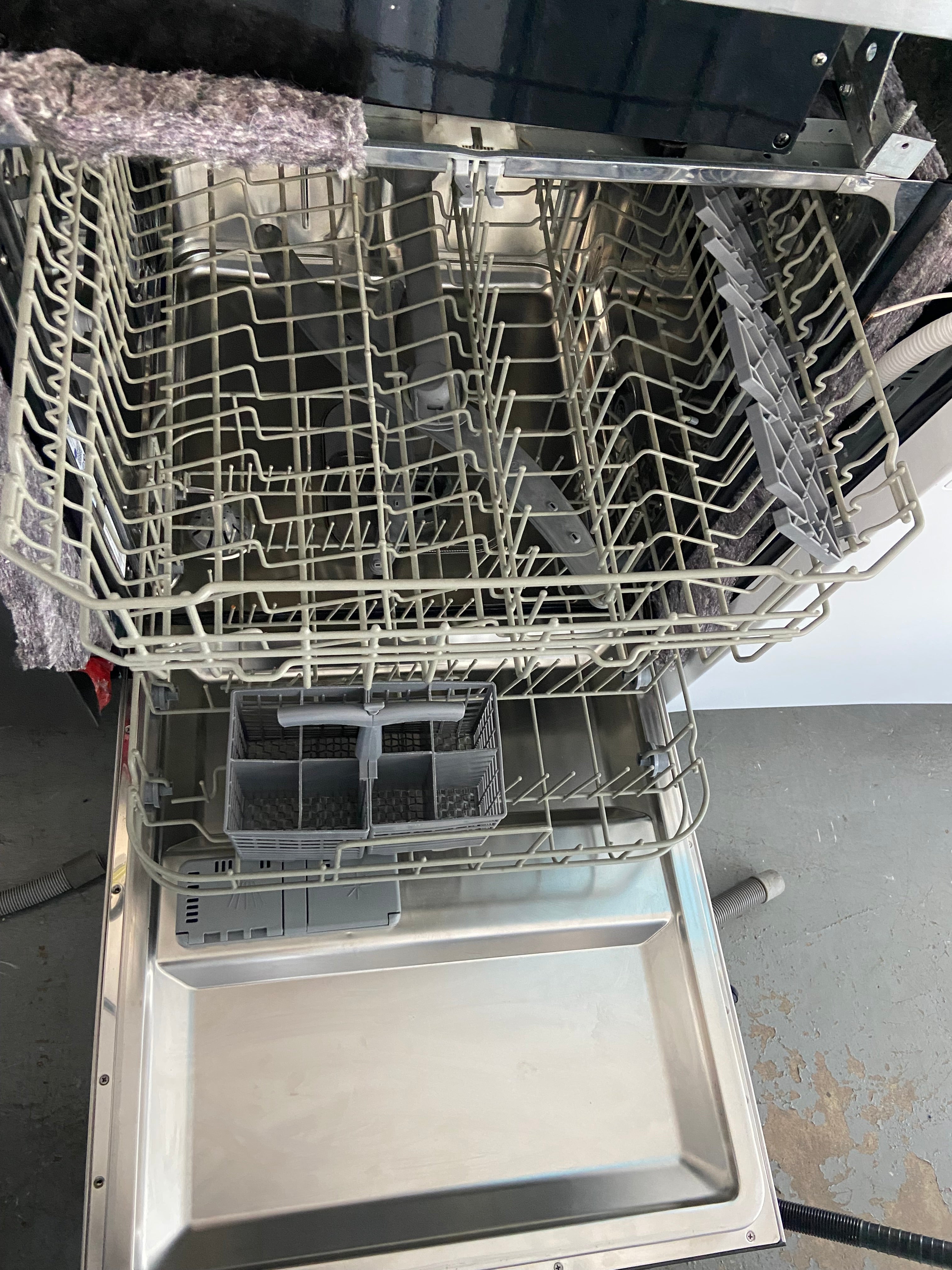 GE GDT225SSL0SS Dishwasher, 24 inch Exterior Width, 51 dB Decibel Level, Fully Integrated, Stainless Interior, 3 Wash Cycles, 12 Capacity (Place Settings), Hard Food Disposal, 2 Loading Racks, Wifi Enabled, Stainless Steel colour