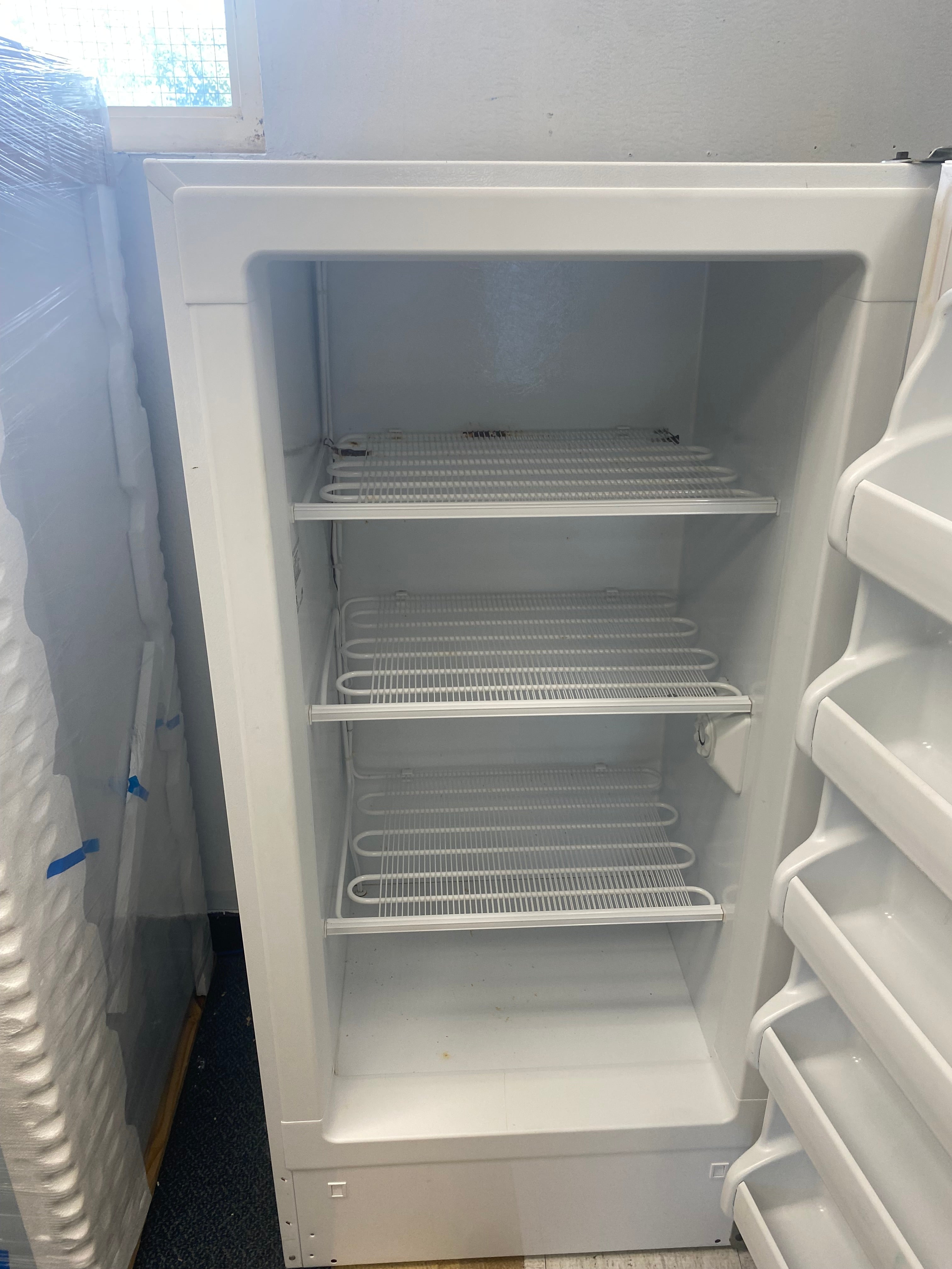 30” Frigidaire Upright/Stand Up freezer, White "Refurbished"