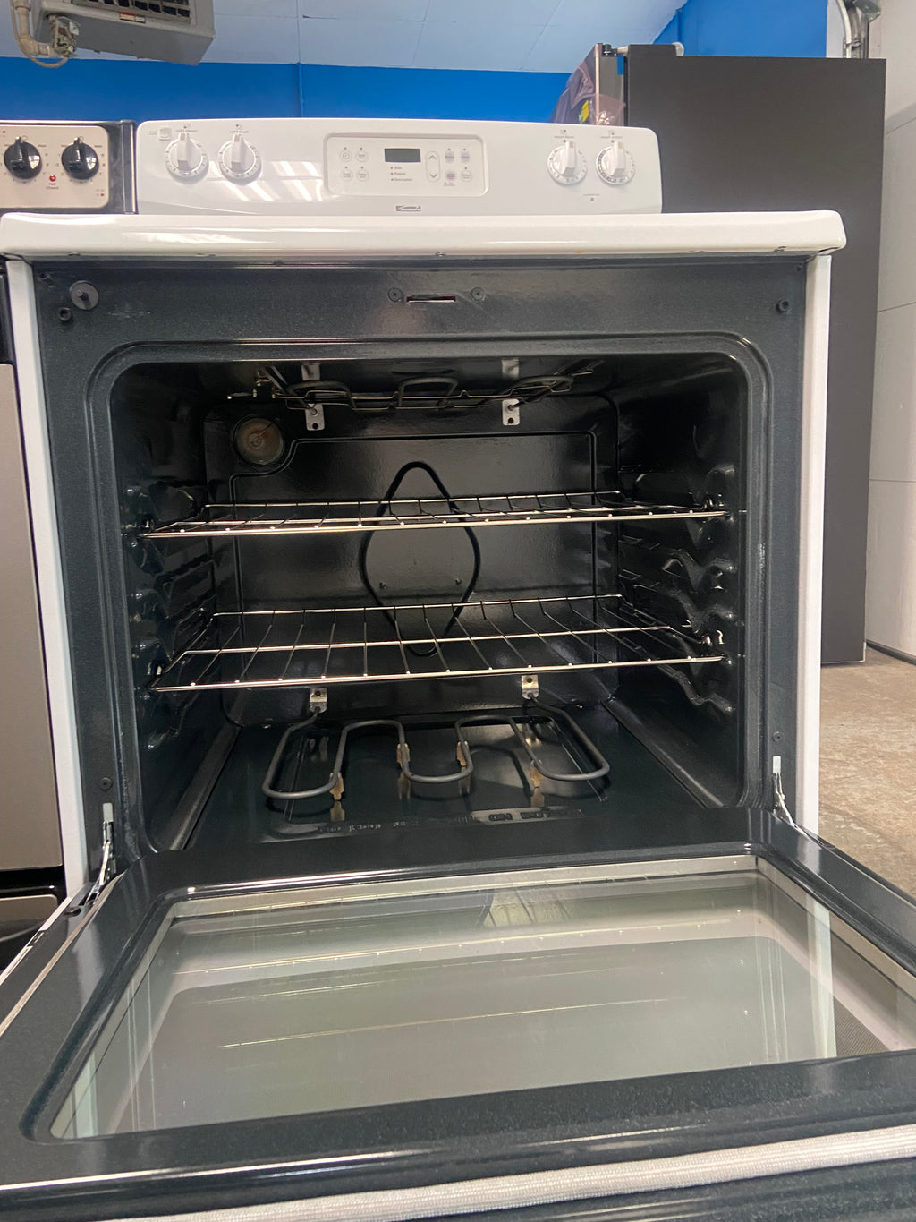 White 30” Kenmore 970-606225 Glass Top Stove (Refurbished)